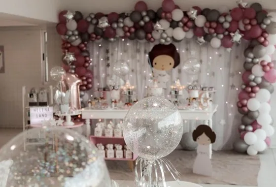 Sala allestita per una festa di compleanno con palloncini e tavolo apparecchiato