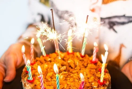 Torta di compleanno con candeline accese